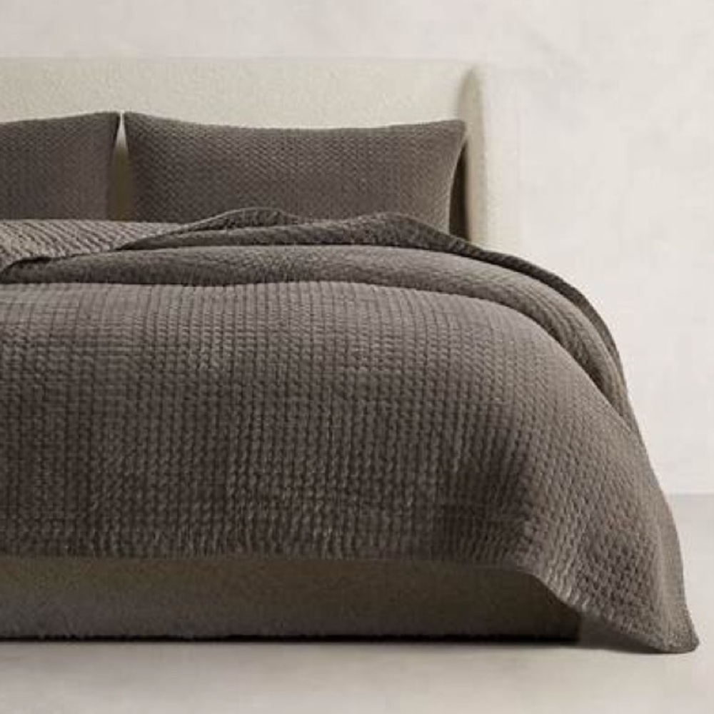 Banana Republic Hand-Stitched Velvet Quilt Size QUEEN in Truffle